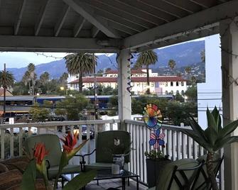 Second story studio 1 1/2 blocks to beach - Santa Barbara - Balcony