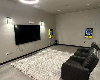 Newly Remodeled! B8 - Two Room Suite, King & Queen - Mattoon - Living room