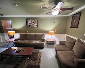 A huge Sprawling House on a large lot -15 minutes to St Louis - Belleville - Living room