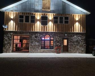 3 Bedroom Loft With Game Room ~ In The Heart Of Downtown Copper Harbor - Copper Harbor - Edificio
