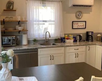 Blue Heron Cottage with waterfront - Oak Bay - Kitchen