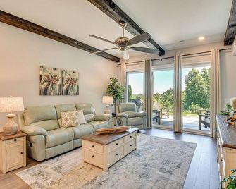 Toccoa Condo on Golf Course w/ Patio & Grill - Toccoa - Living room