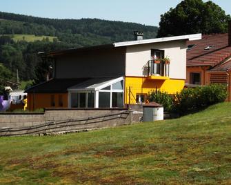 Detached house \'Chez Jean-Yves\' with veranda and garage - Le Ménil - Edificio