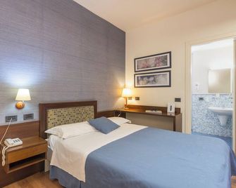 هوتل مونتريال - راغوزا - غرفة نوم