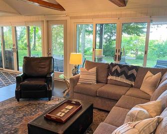 Sunset Serenity - lake view hot tub! Private Lake Access - Bluewater - Living room