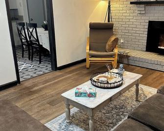 Charming old 3-bedroom house with WiFi, & central heat & air in central Cabot - Cabot - Wohnzimmer