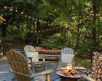 Charming 4-bedroom house with Patio and Firepit in Putney - Putney - Patio