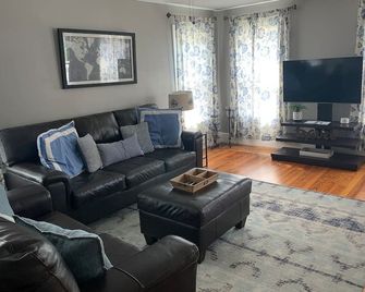 Your 2nd Home Away From Home l Prime location - Wooster - Wohnzimmer
