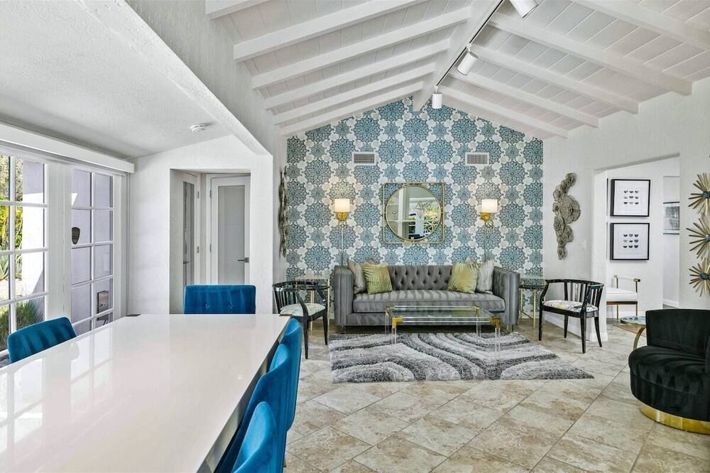 Old Blue Eyes - A Desert Getaway - פאלם ספירנגס - סלון