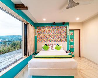 Treebo Raval Resort with Valley View - Sātāra - Bedroom