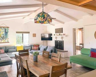 Uptown House - Hot Tub, 5 min to Shops/Food/Trails - Sedona - Restaurant