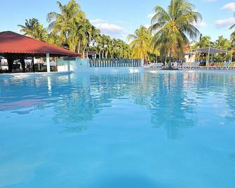 Club Amigo Caracol - Playa Santa Lucía - Pool
