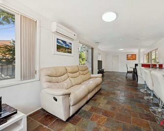 MetaWise Cozy Family Room4 in Shared Home Free Parking - Castle Hill