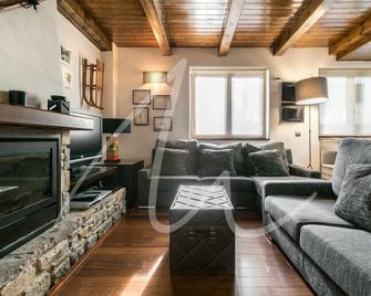 Forcanada By Seamount Rentals - Viella - Living room