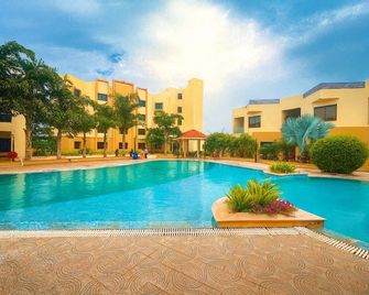 The Sky Imperial Bapus Resort - Dwārka - Piscina