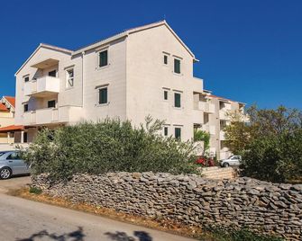 Two-Bedroom Apartment In Supetar - Supetar - Edificio