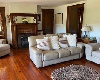 Historical 4-bedroom farmhouse in serene Sharpsburg with AC. - Sharpsburg - Living room