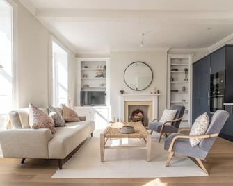 Hitchmans Mews - Stunning 2BD in Chipping Norton! - Chipping Norton - Living room