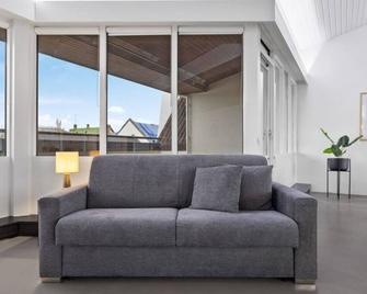 Penthouse apt on the shopping street-Free parking - Reykjavik - Living room