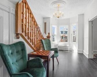 B&B's Summerside Getaway - Summerside - Living room
