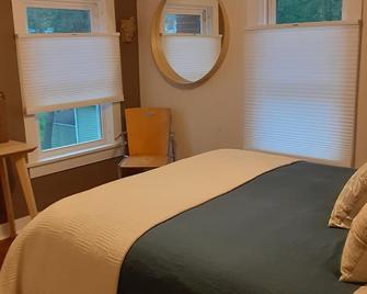 Cozy 1-bedroom upper apartment with AC and WiFi in charming Harvard - Harvard - Bedroom