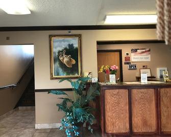 Holiday Lodge - Pittsburg - Front desk