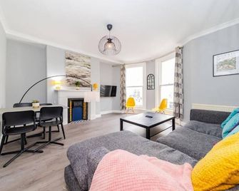 Cosy Three Bedroom Flat Next Brighton Se - Hove - Sala de estar
