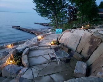 Idyllic Beachfront Vacation Rental On Th - Vermilion - Patio