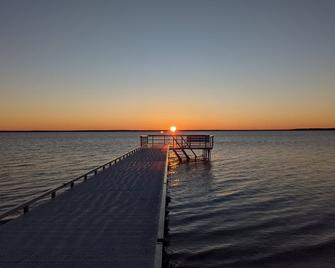 Cute and cozy cabin with fenced private yard! Close to everything and the lake! - Houghton Lake - Beach