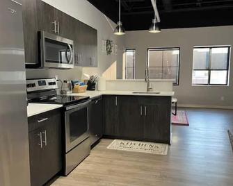 Luxury 1 bedroom loft centrally located to it all! - Dearborn - Kitchen