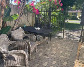 Tropical Classic Retro Florida, Private 2 bedroom Suite with Best Location - Wilton Manors - Patio