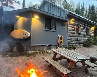 New 2-bedroom cottage in Bancroft Ontario, fully renovated on the lake - Bancroft - Патіо