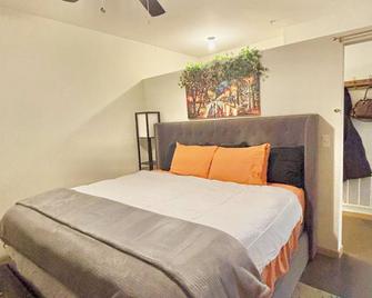 Private Charming Midtown 1-bedroom apartment in amazing Detroit with WiFi, AC - Detroit - Bedroom