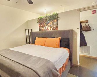 Private Charming Midtown 1-bedroom apartment in amazing Detroit with WiFi, AC - Detroit - Habitación