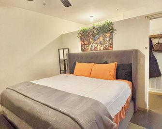 Private Charming Midtown 1-bedroom apartment in amazing Detroit with WiFi, AC - דטרויט - חדר שינה