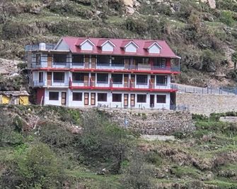 Devine Hill - Gushaini - Building