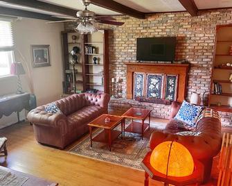 Spacious Home n Garden - Spanish Fort - Living room