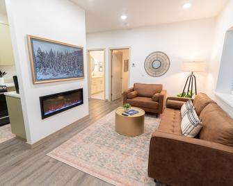 Colony Suites - Palmer - Salon