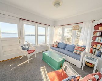 Dreamlea is an oceanfront 3-bedroom house in Belfast, Maine - Belfast - Living room
