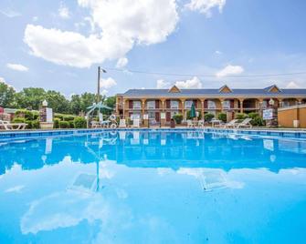 Quality Inn Greenwood Hwy 25 - Greenwood - Pool