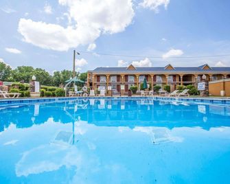 Quality Inn Greenwood Hwy 25 - Greenwood - Pool