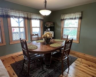 Cozy Cabin with Bunkhouse on Lake Kathryn - Medford - Dining room