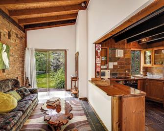 Salisbury Lodges - Upper Allyn - Living room