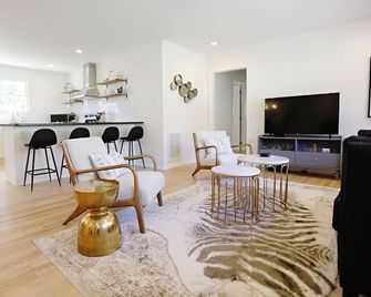 Beautiful Updated Knoxville House Close To Downtown & The Aiport - Knoxville - Living room