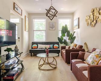 Luxurious 5 BR House!1 Mile from Capitol Hill! - Washington, D.C. - Living room