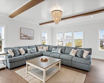 Sandy Clydesdale: Sagamore Beach Sandwich - Sandwich - Wohnzimmer