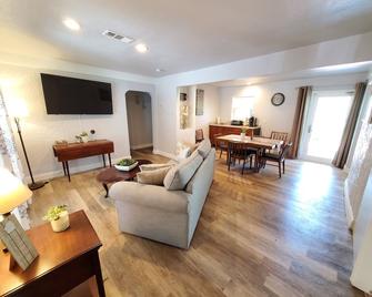 Large beautiful Magnolia in the sunny Saint Pete. - Redington Beach - Living room