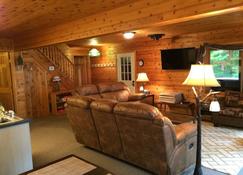 Waterfront Sugar Island Cabin! Freighters, Fishing - Sault Ste. Marie - Living room