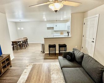 Super Host! Brand New 3 Bedroom/2 Bathroom located in the heart of Yukon! - Yukon - Sala de estar