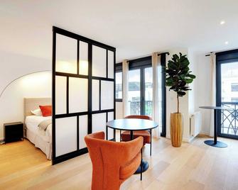 Raffinement et Confort dans cette Résidence à Levallois-Perret - Levallois-Perret - Living room